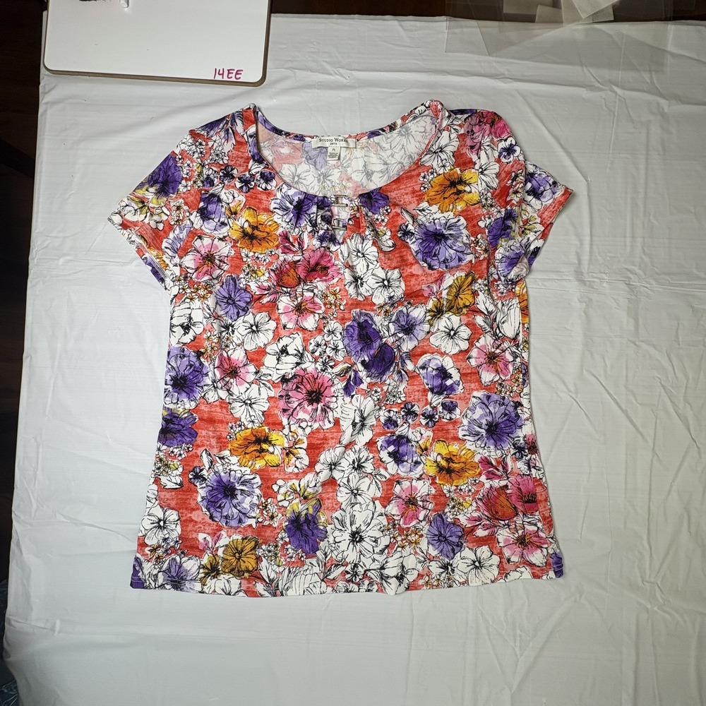 Womens Studio Works‎ short sleeve floral bouse.  Petitle Large.  Multicolor